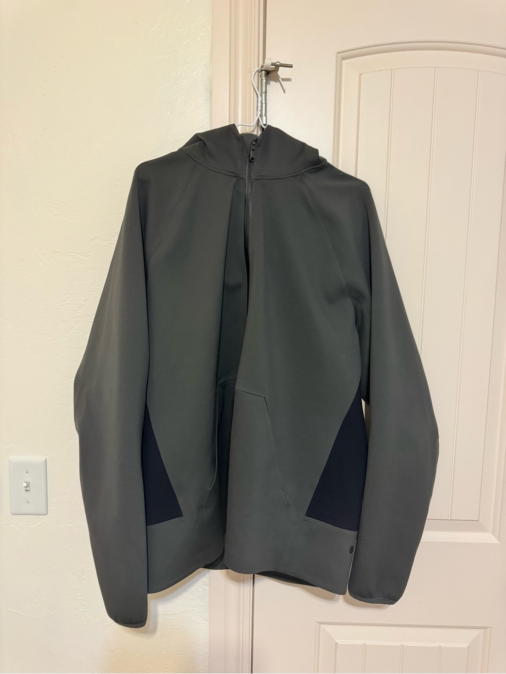lululemon athletica Men's Hooded Performance Jacket in Charcoal